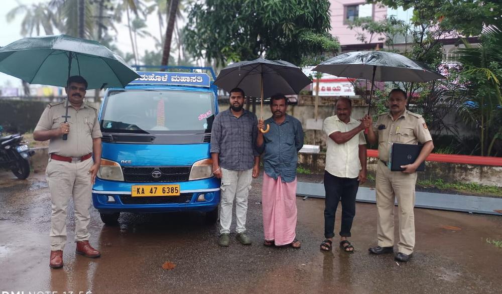 Bhatkal: Illegal sand theft busted in Gorte; Vehicle seized, one arrested