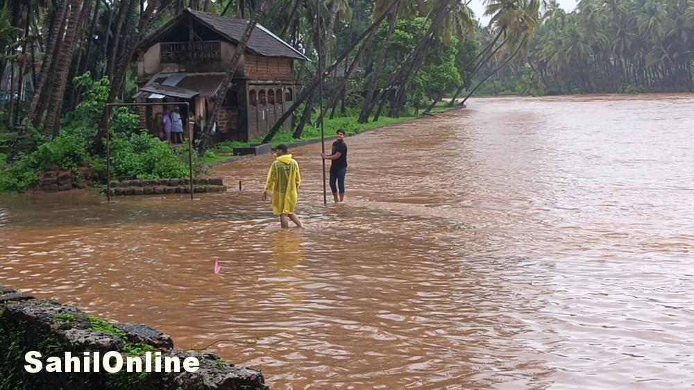 Heavy rain continues in Bhatkal; Sarabi river overflows, water enters homes and gardens