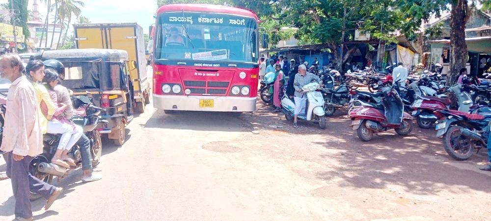 Encroachments, illicit activity, and drainage woes paralyze life near Bhatkal circle