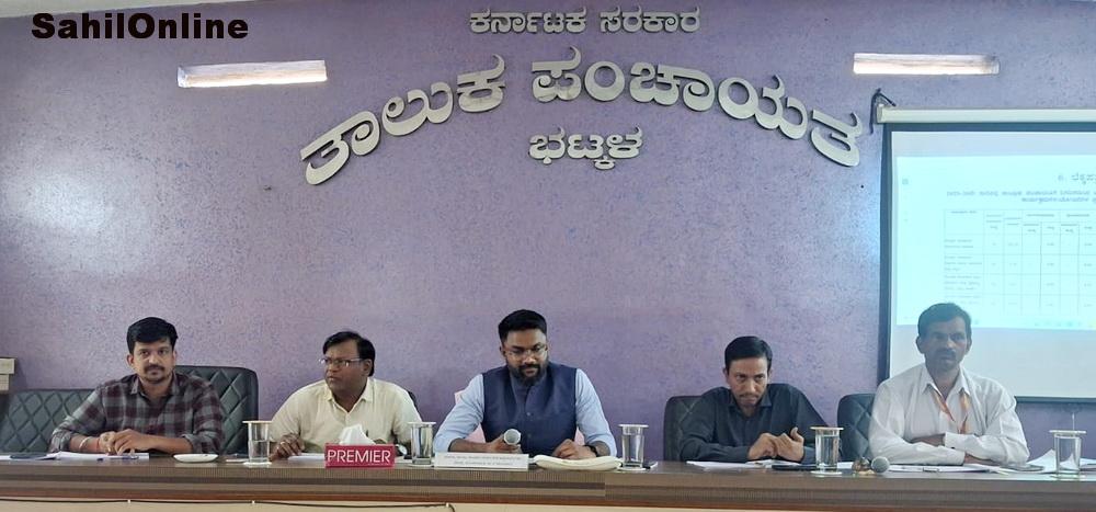 Bhatkal: Dr. Dileesh Sashi Directs Completion of MGNREGA Workers’ e-KYC by October 31