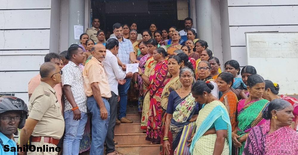 Bhatkal: Fish vendors protest garbage dumping near old fish market, submit memorandum to TMC Chief Officer