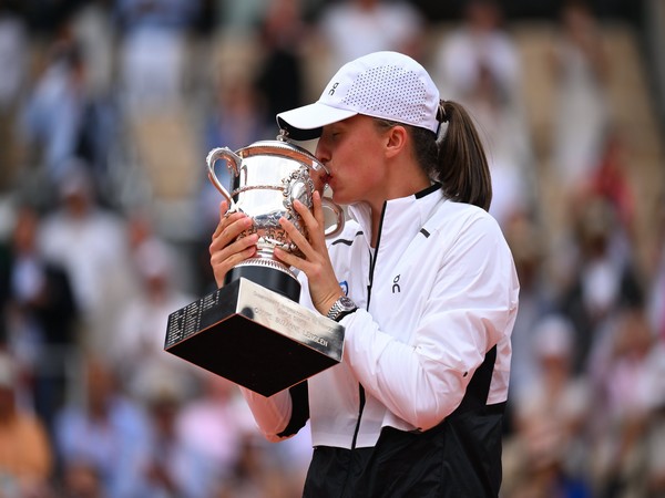 Iga Swiatek retains French Open 2023 crown after defeating Karolina Muchova