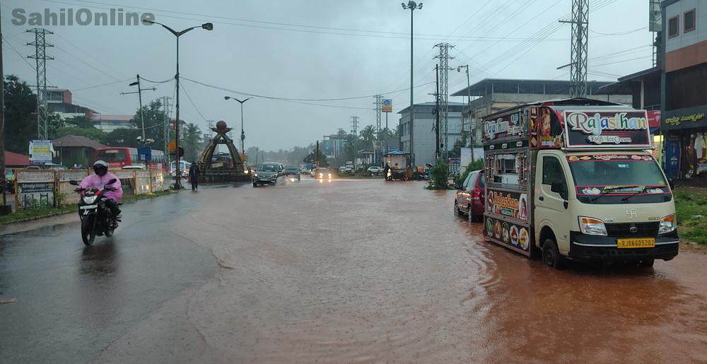 Heavy rains lash Bhatkal; several roads flooded, compound wall collapses in Maqdoom Colony