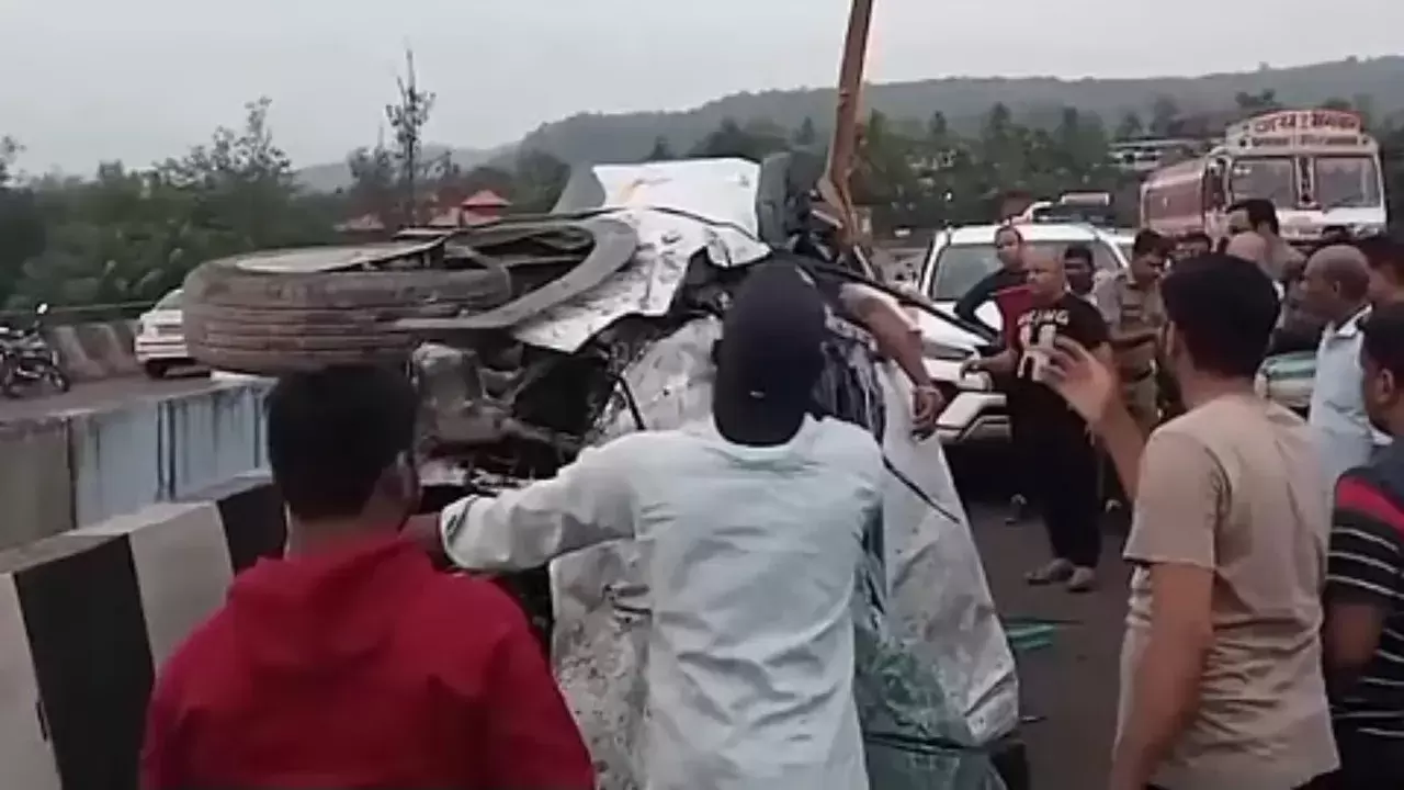 Five killed, two injured as speeding car falls into dry riverbed in Ratnagiri