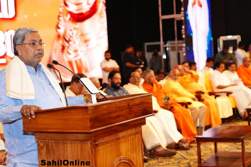 CM Siddaramaiah pays tribute to Narayana Guru at Sivagiri mutt, Calls for ethical and inclusive India