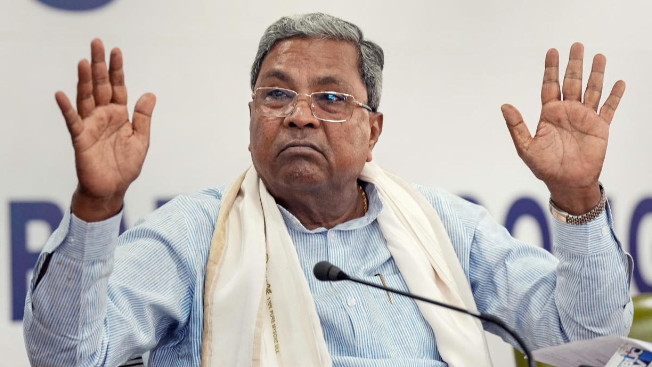 Centre should dismiss Maharashtra Govt, Karnataka CM Bommai should resign : Siddaramaiah