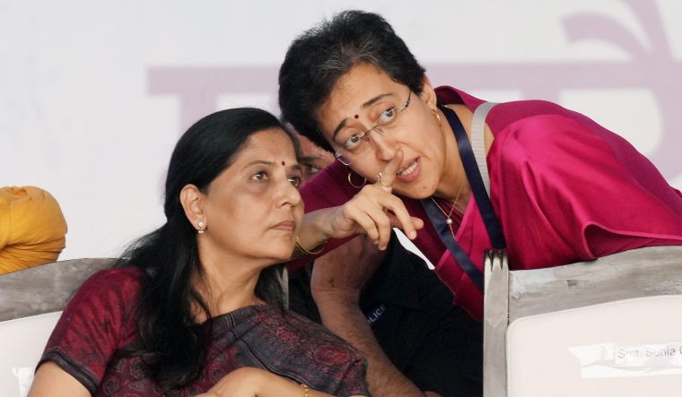 AAP MLAs meet Sunita Kejriwal, assert that Delhi CM should not step down